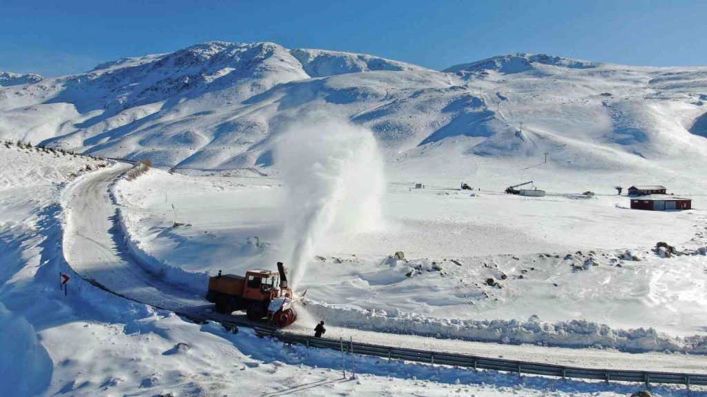 Elazığ’da 72 köy yolu ulaşıma kapandı