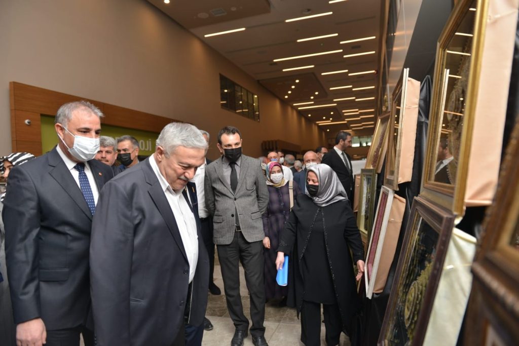Elazığ’da hasta ve yakınlarının yaptığı el emekleri görücüye çıktı