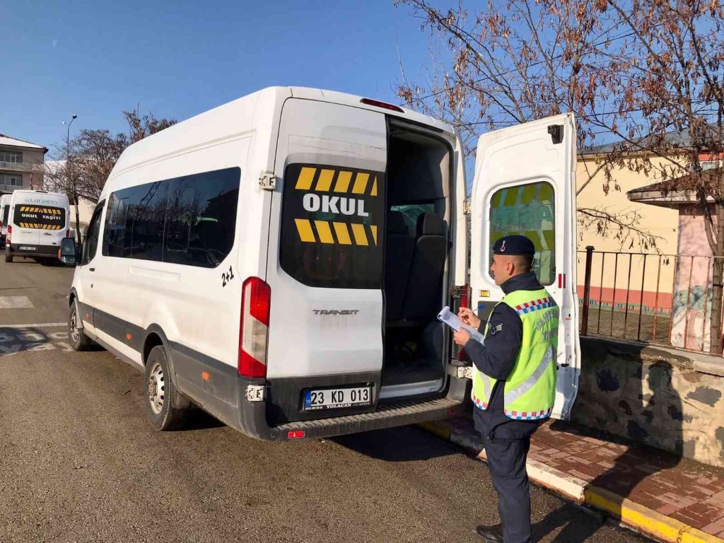 Elazığ’da jandarma ekipleri okul servis araçlarını denetledi