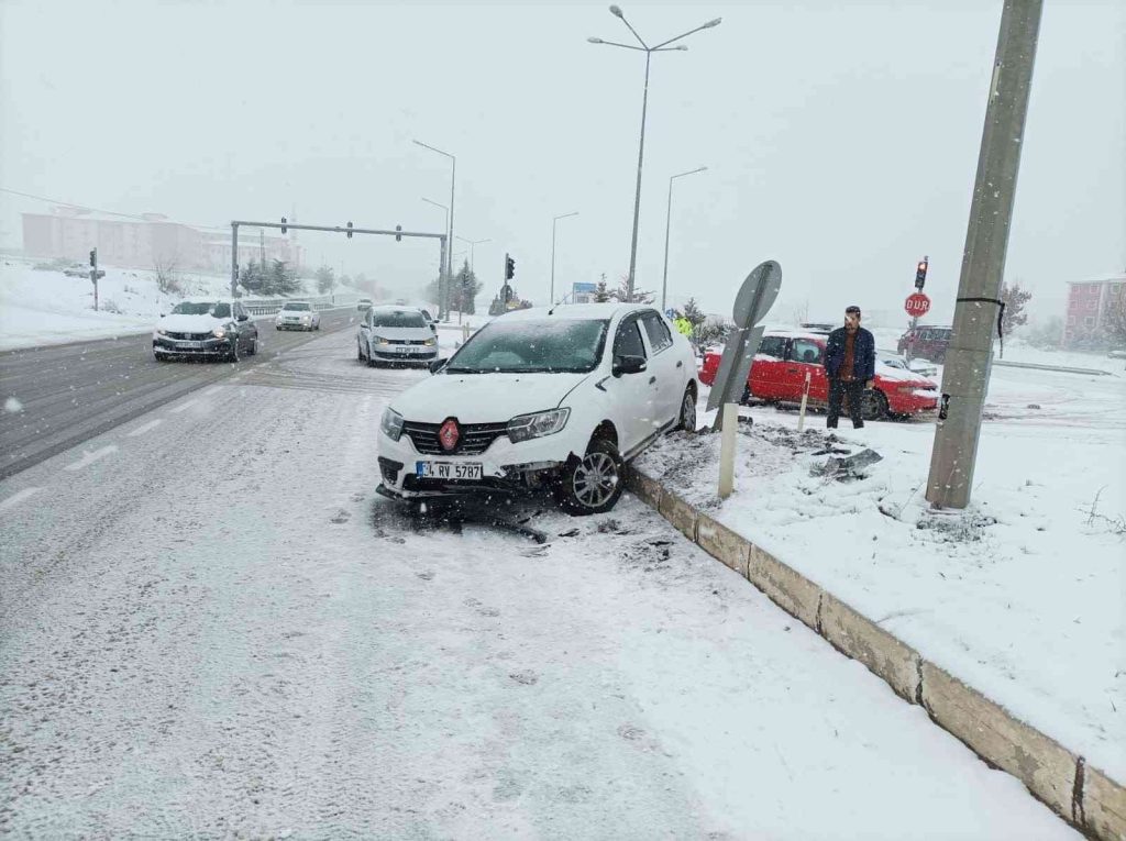 Elazığ’da kar yağışından dolayı ekipler seferber oldu