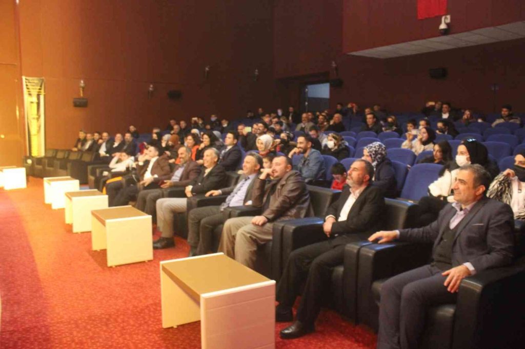 Elazığ’da ‘Newiş Newişe’ tiyatro oyunu büyük ilgi gördü