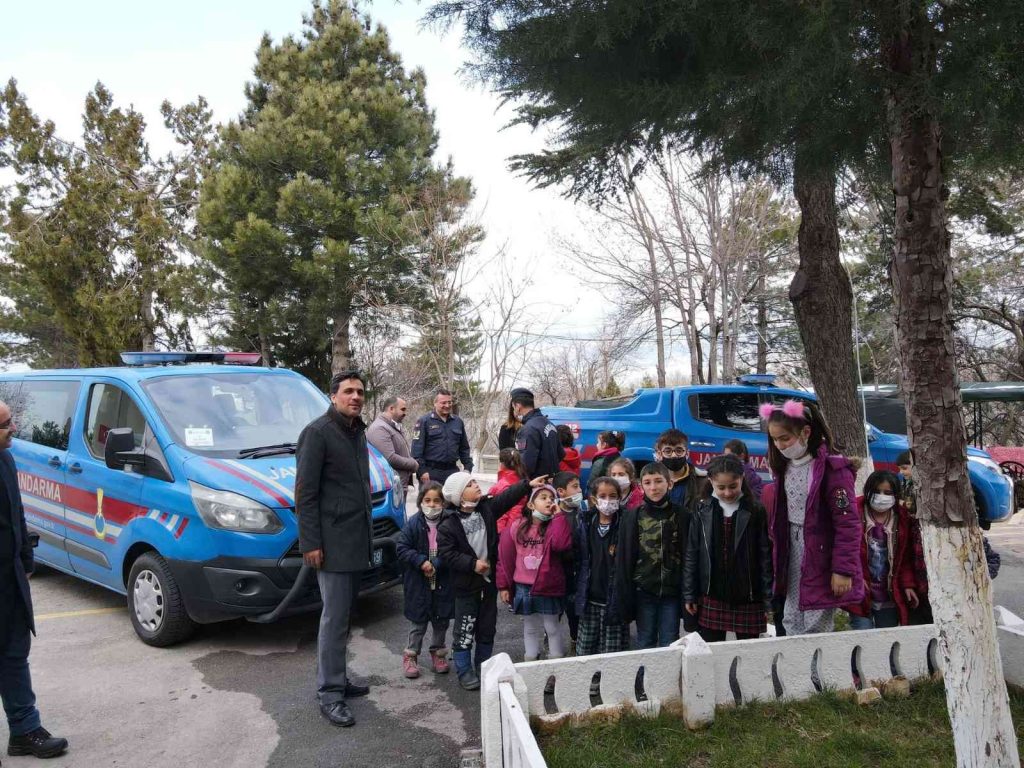 Elazığ’da öğrenciler, jandarma ekiplerine Türk bayrağı ve Kuran’ı Kerim hediye etti