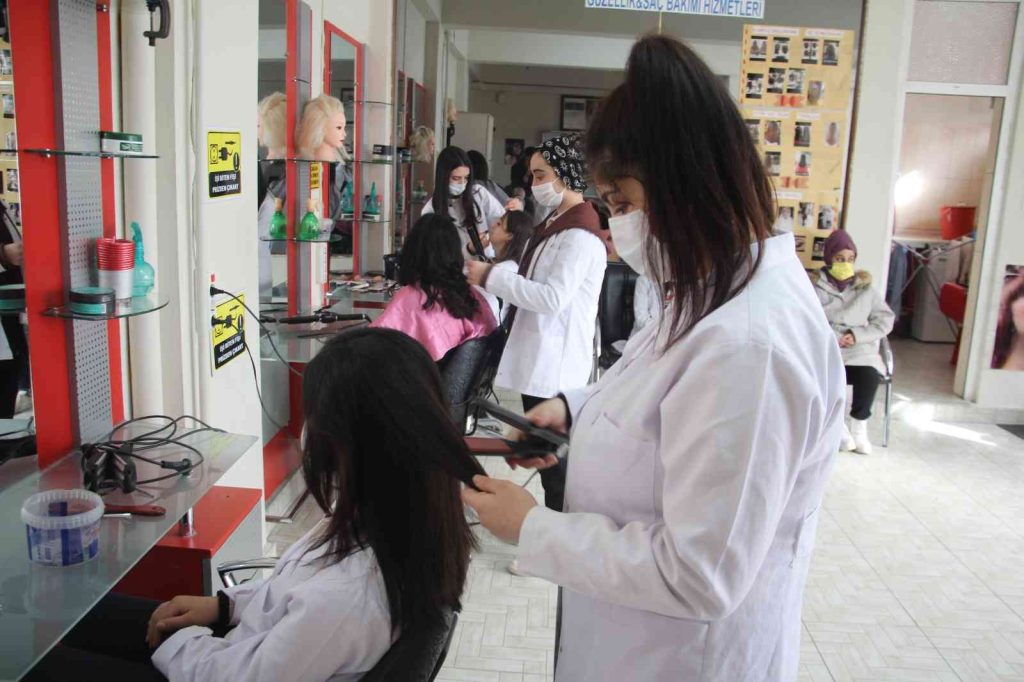 Elazığ’da öğrenciler okuyup meslek öğrenerek okul harçlıklarını çıkarıyor