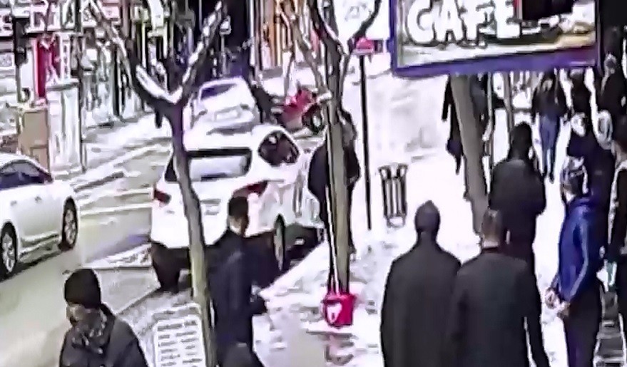 Elazığ’da otomobilin sepetli motosiklete çarpma anı kamerada