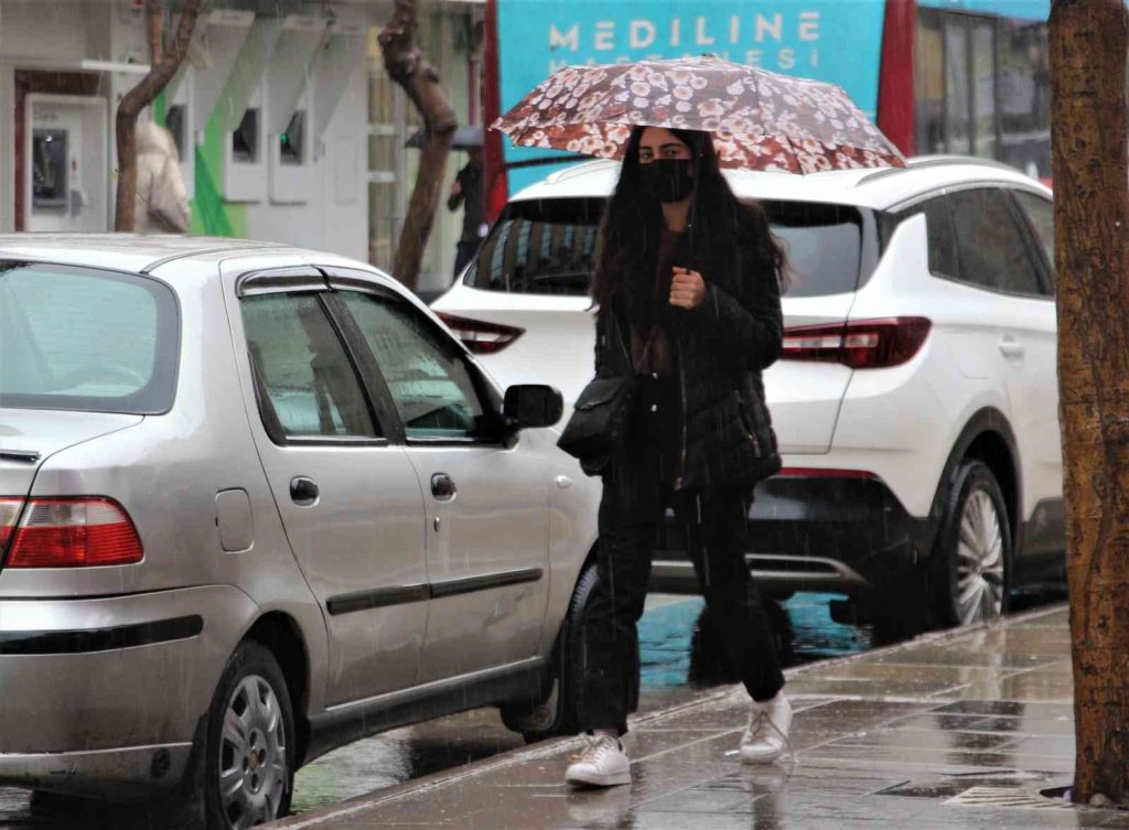 Elazığ’da sağanak yağış ekili oldu
