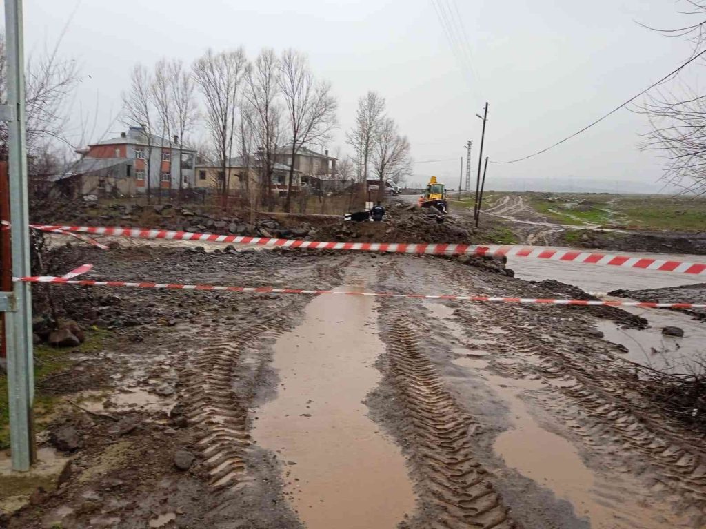 Elazığ’da sel suları altında kalan köprü ulaşıma kapatıldı