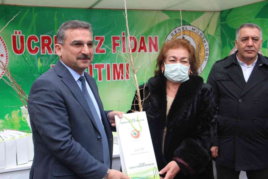 Elazığ’da üreticilere 6 bin 500 dut fidanı dağıtıldı
