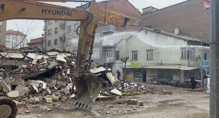 Elazığ’da yıkımına başlanan bina çöktü