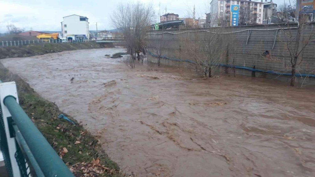 Elazığ’da yoğun yağışların ardından dereler taştı, vatandaşlara anonsla sel uyarısı yapıldı