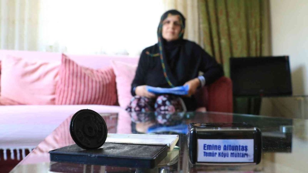 Elazığ’ın ilk kadın muhtarıydı, koltuğu eşinden devraldı, köyün Emine ablası oldu