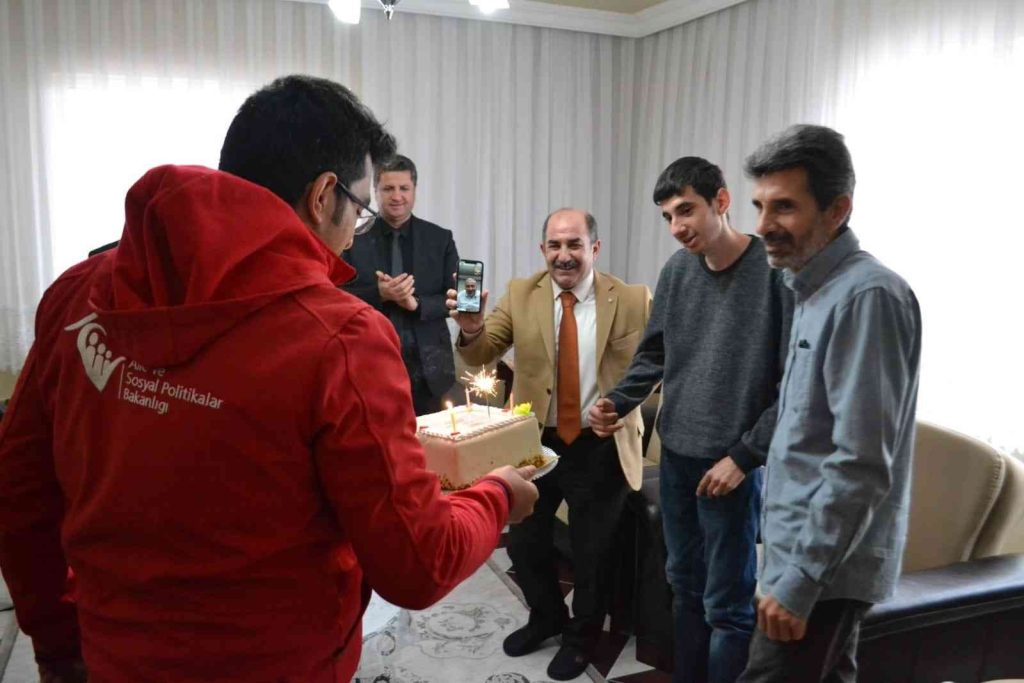 Engelli gence doğum günü sürprizi