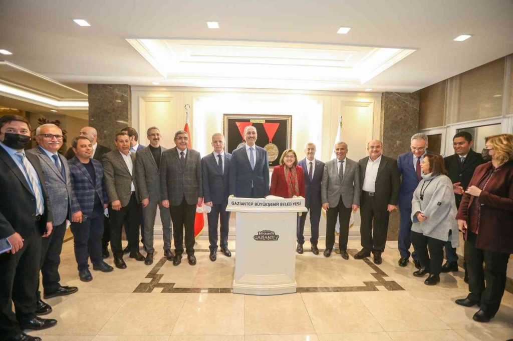 Eski Adalet Bakanı Abdülhamit Gül, Fatma Şahin’i ziyaret etti
