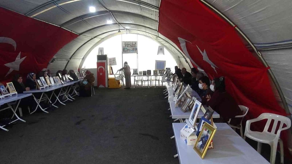 Evlat nöbetindeki acılı baba: “Oğlum avukat olacaktı, elindeki kalemi aldılar silah verdiler”