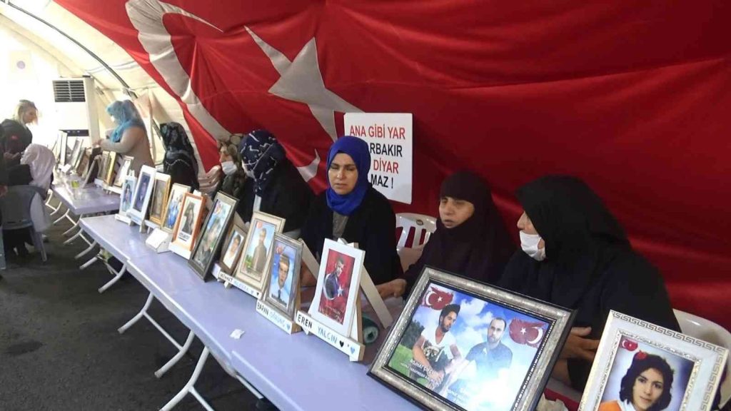 Evlat nöbetindeki aileler 917 gündür sorumlu buldukları HDP’nin kapısında