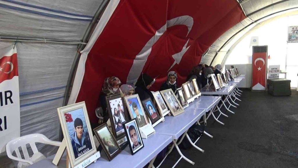 Evlat nöbetindeki anneden dağa kaçırılan oğluna ‘teslim ol’ çağrısı