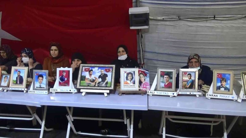 Evlat nöbetindeki gözü yaşlı anneden oğluna çağrı: “Artık dayanamıyorum yavrum ne olursun dön gel”