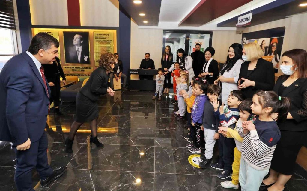 Fadıloğlu, öğrencilerle bir araya geldi
