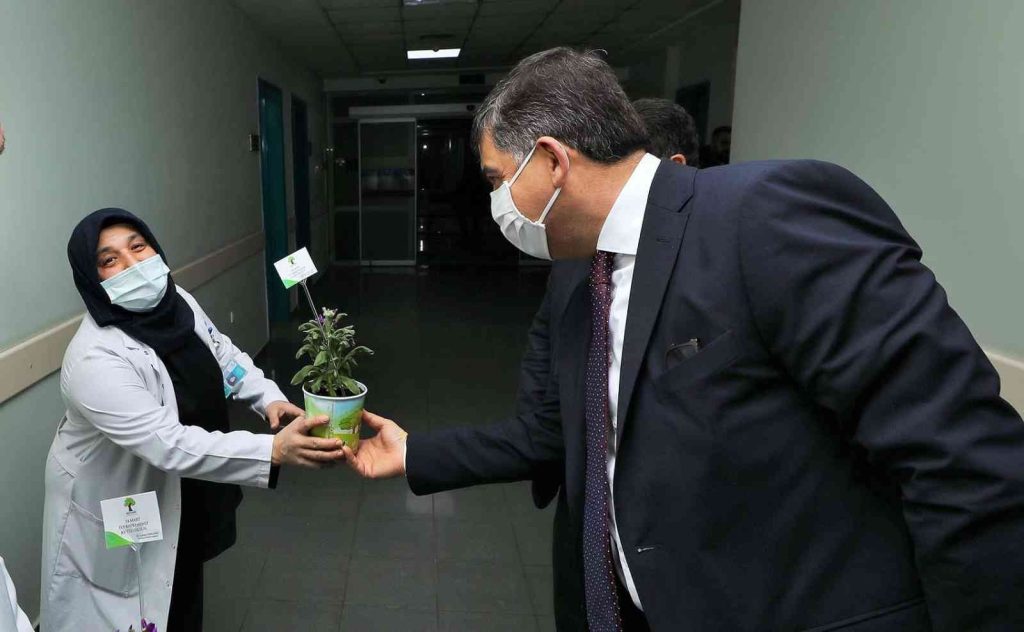 Fadıloğlu, sağlık çalışanlarını ziyaret etti