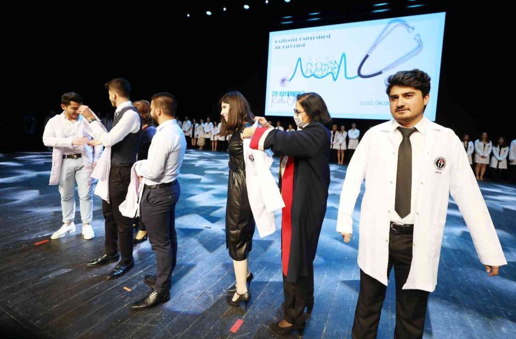 GAÜN’de hekim adaylarının beyaz önlük giyme heyecanı