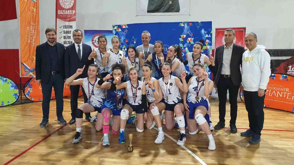 Gaziantep Kolej Vakfı’nın sultanları voleybolda namağlup şampiyon
