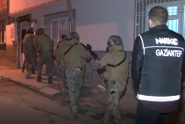 Gaziantep’te 19 ikamete şok uyuşturucu baskını