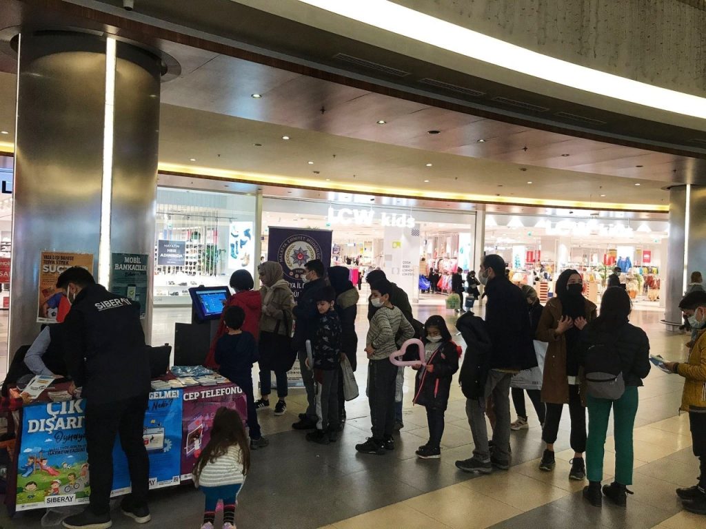 Gençlerin bilişim suçlarından uzak kalmaları için çaba