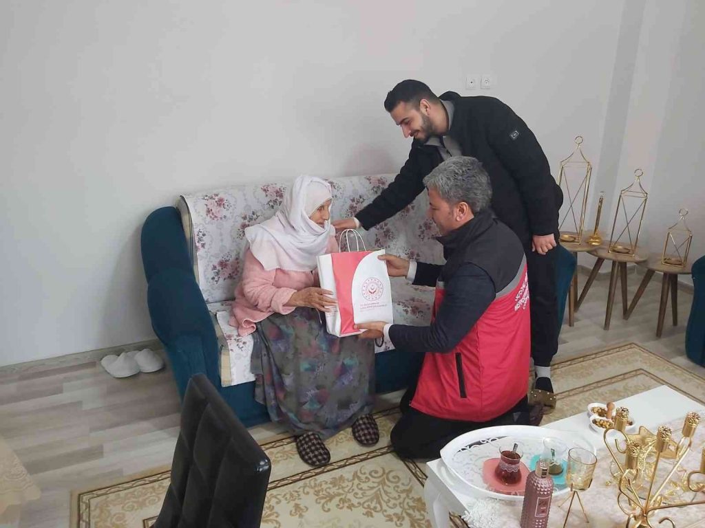 Genç’te yaşlılar ziyaret edildi