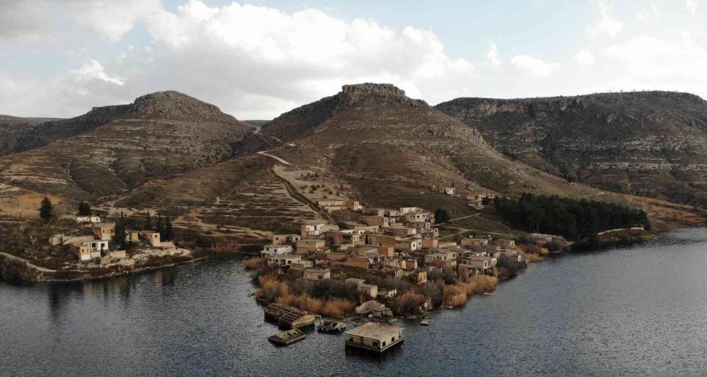 Halfeti’de 2 bin yıllık tarihi olan batık mahalle turizme kazandırılıyor