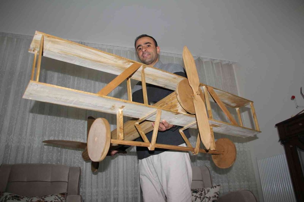 Hayali için evini atölyeye çevirdi, maket uçak yapmaya başladı