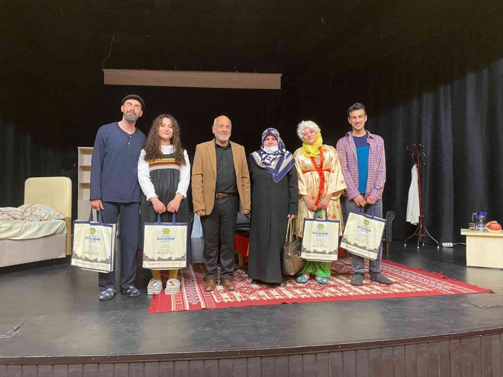 “Hayatlarımız  Sallanmasın’’ isimli tiyatro oyunu Malatya’da sahnelendi