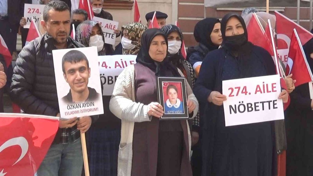 HDP önündeki evlat nöbetine bir aile daha katılarak sayı 274’e yükseldi