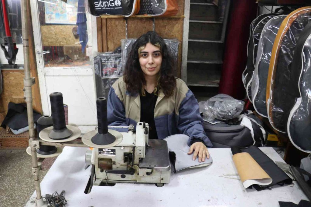 Hem baba mesleğini öğreniyor hem de okuyor