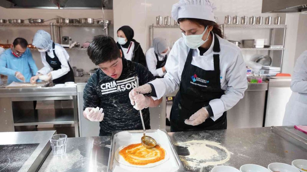 HKÜ’nün şef adayları “Özel Şefler” ile pizza yaptı