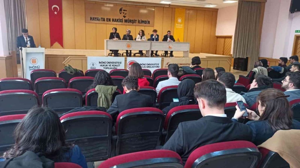 Hukuk Fakültesi öğrencileri “Meclis Simülasyon” etkinliği yaptı