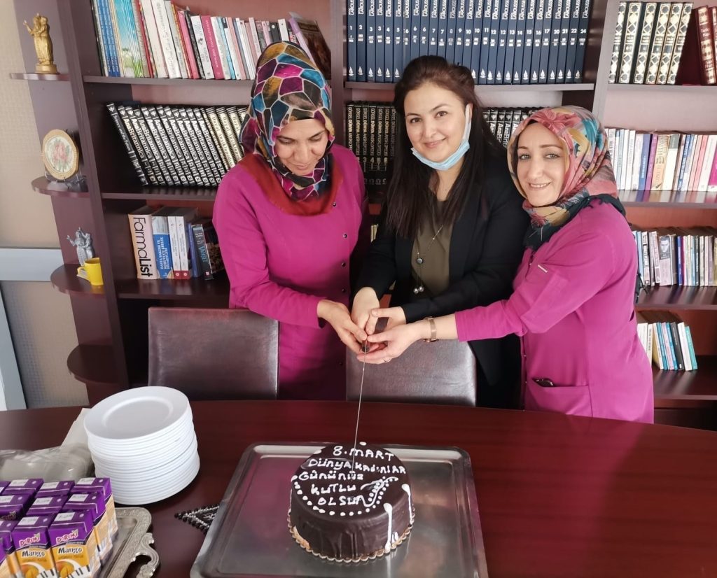 Huzurevinde kadınlar günü kutlandı