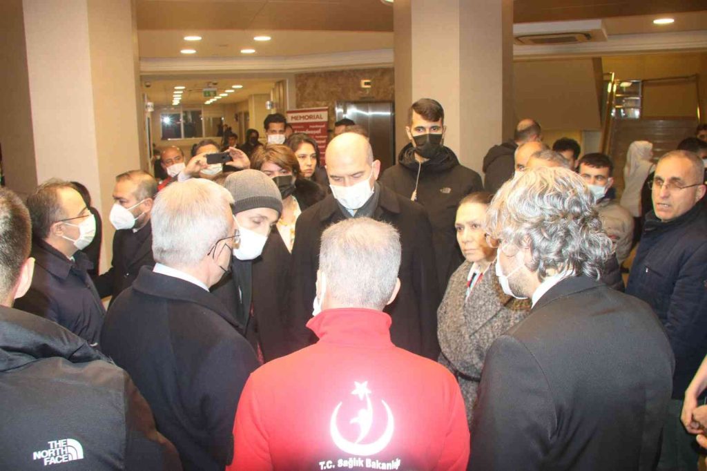 İçişleri Bakanı Soylu, Diyarbakır’da patlamada yaralanan vatandaşı hastanede ziyaret etti