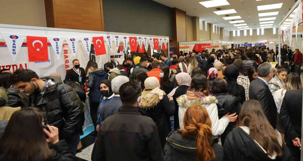 İpekyolu Kariyer Fuarı’na öğrenci akını