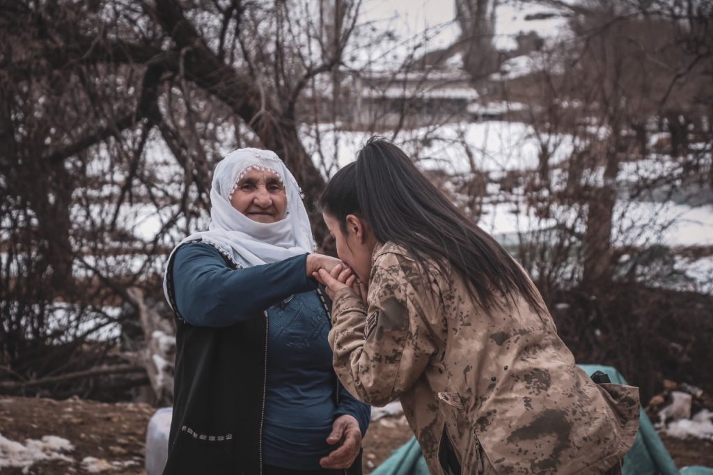 Jandarma yaşlıları unutmadı