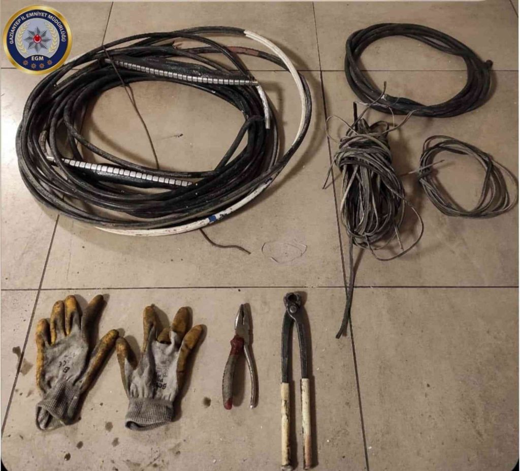 Kablo hırsızlarına suçüstü