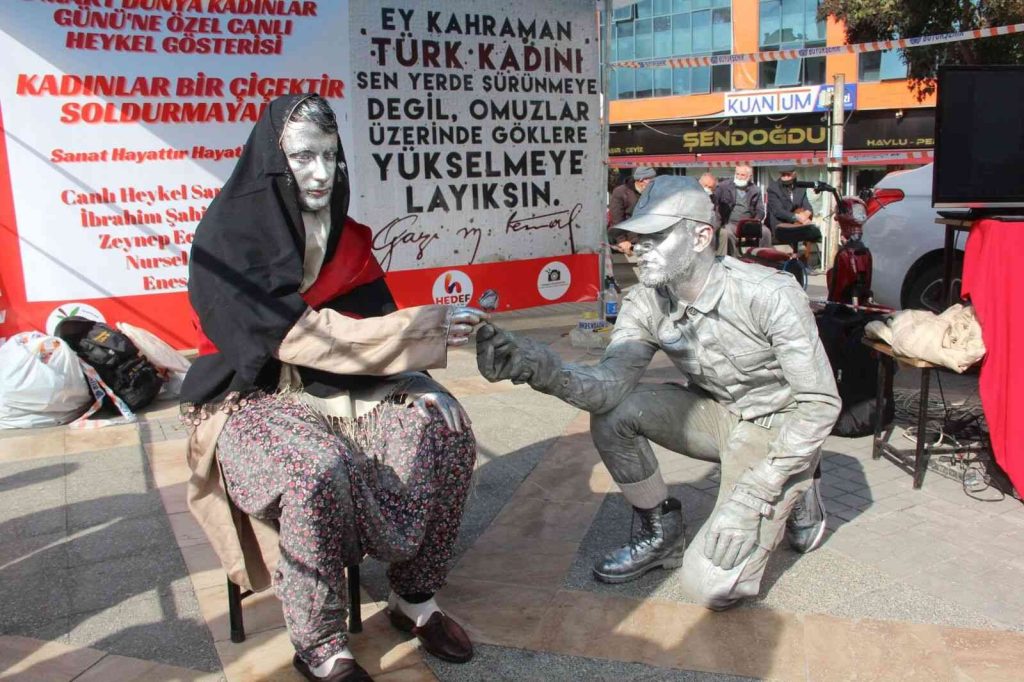 Kadınlar Gününe özel canlı heykel gösterisi