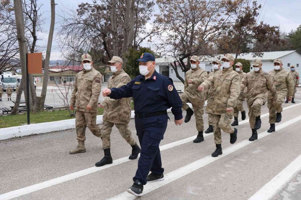 Kanser tedavisi gören gencin hayalini jandarma gerçekleştirdi
