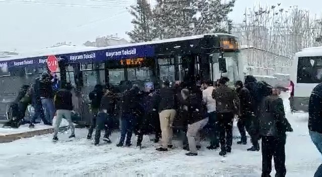 Kar nedeniyle yollar buz pistine döndü, araç sürücüleri zor anlar yaşadı