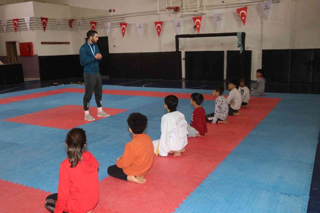 Karaköprü’de çocuklara kickboks kursu