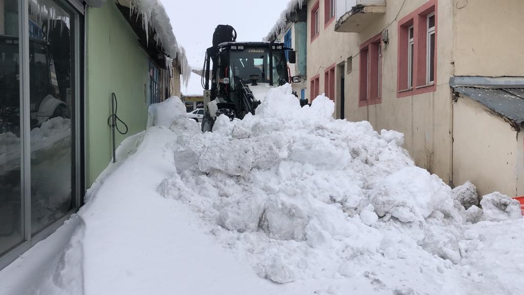 Karlıova Belediyesi’nin karla mücadelesi sürüyor