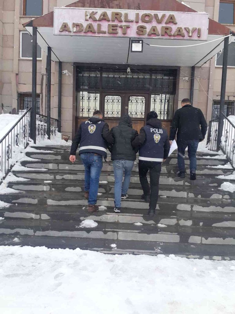 Karlıova’da 4 ikamete giren hırsız tutuklandı