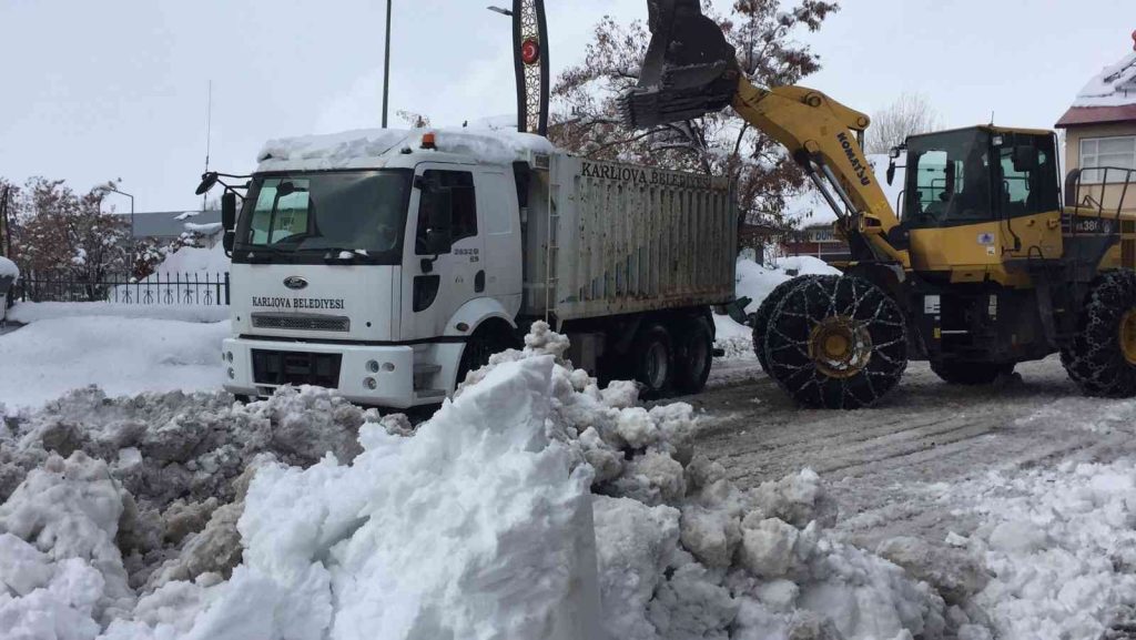 Karlıova’da belediye ekipleri kar temizliğine devam ediyor