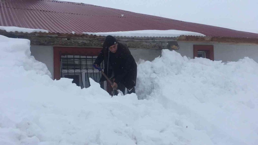Karlıova’da evler kara gömüldü