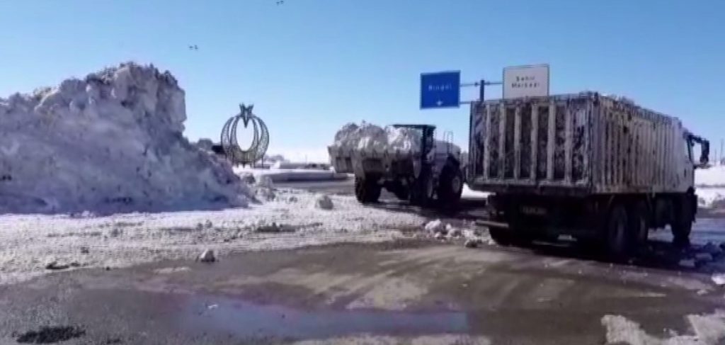 Karlıova’da kar çilesi sürüyor
