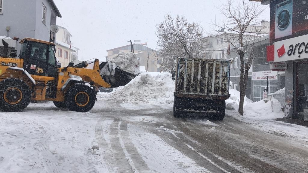 Karlıova’da kar, kamyonlarla taşınmaya devam ediyor