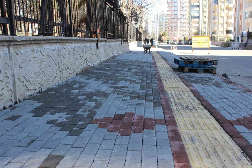 Kayapınar’a 345 bin metrekare kilitli parke taşı döşenecek